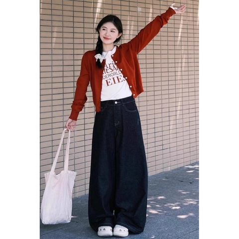 Bộ đồ đầu thu áo len cardigan màu đỏ và quần ống rộng, phù hợp du lịch D117250
