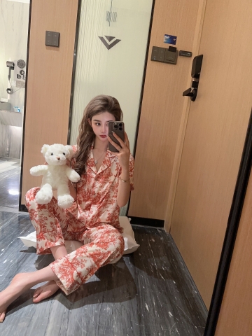 Đồ ngủ Pijama lụa xước hàng hiệu cộc tay Họa tiết sơn dầu đỏ DN406240