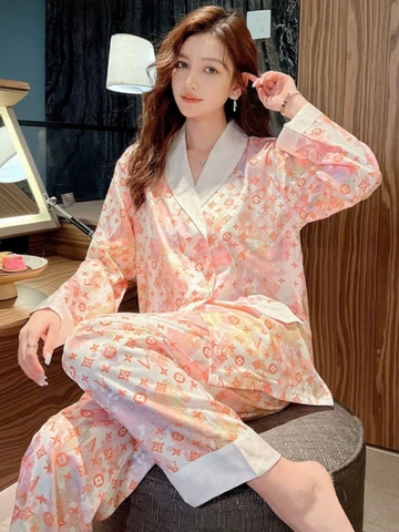 Bộ đồ ngủ lụa băng cho nữ xuân thu, tay dài mỏng, quần dài in họa tiết DN128250