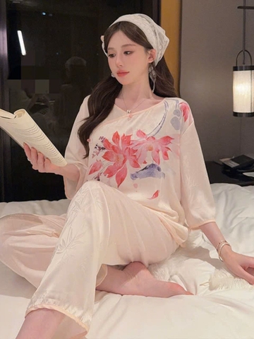 Bộ đồ ngủ quần dài tay mỏng bằng lụa băng cao cấp, thiết kế nhẹ nhàng, tinh tế DN137250