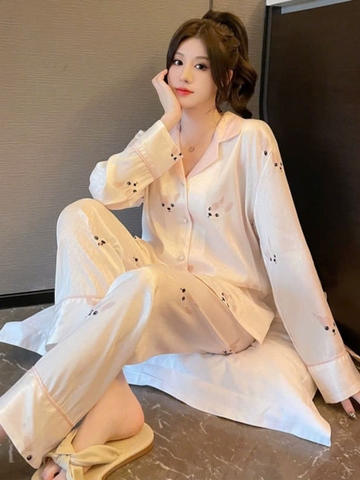 Bộ đồ ngủ lụa băng dài tay màu trắng với họa tiết thỏ con dễ thương, phong cách nhẹ nhàng DN147250