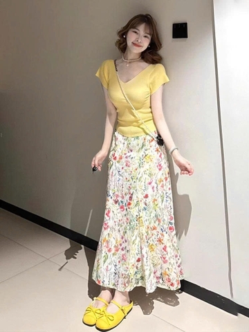 Set Đồ Nữ Mùa Hè 2025 – Áo Thun Dệt Kim Cổ V + Chân Váy Hoa Tôn Dáng Phong Cách Dopamine D162250