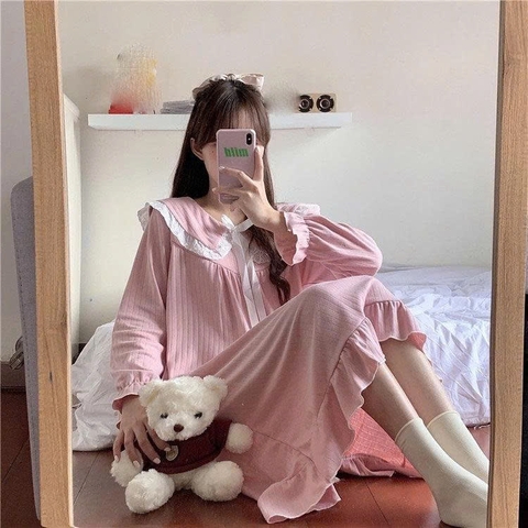 👑 Bộ đồ ngủ nữ tay dài phong cách tiên nữ Hàn Quốc – cổ búp bê, dáng dài qua gối, siêu dễ thương DN173250