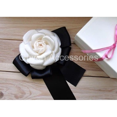 Nơ cổ áo hoa hồng trắng