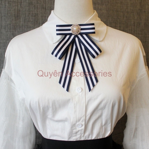 Nơ cổ áo sọc đính đá