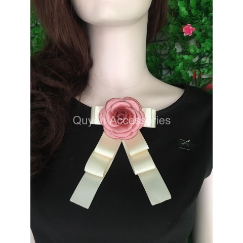 Nơ cổ áo đính hoa hồng