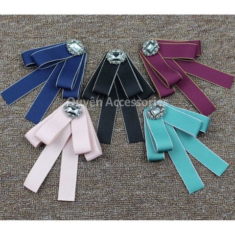 Nơ cổ áo đính đá hai lớp
