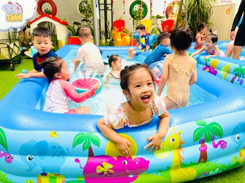 CHIẾC BỂ BƠI CHỨA ĐẦY NƯỚC VÀ NIỀM VUI 🏊