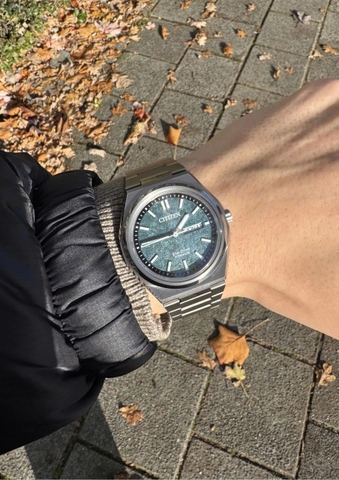 Citizen Quartz Eco-Drive Super Titanium Silver với mã AW0130-85X xanh lá
