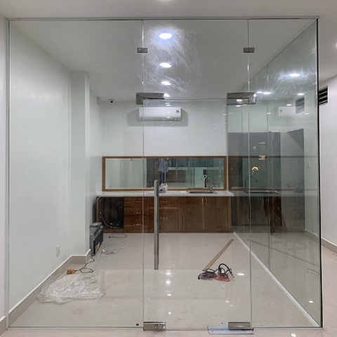 CỬA BẢN LỀ SÀN THỦY LỰC 1 CÁNH 1 VÁCH KÍNH CƯỜNG LỰC 10 mm