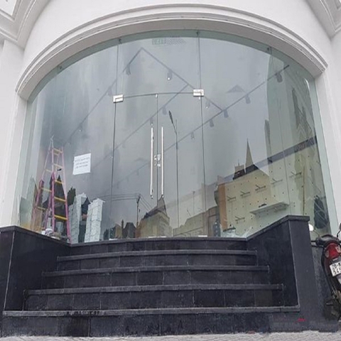 VÁCH KÍNH CONG CƯỜNG LỰC 12mm KẾT HỢP CỬA BẢN LỀ SÀN 2 CÁNH