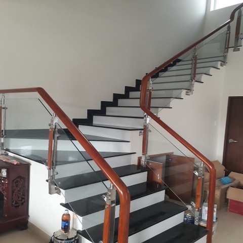 CẦU THANG KÍNH BẮT SPIDER ĐI TAY VỊN GỖ CAO CẤP KÍNH CƯỜNG LỰC 12mm