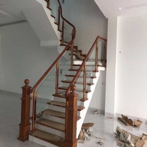 CẦU THANG KÍNH TAY VIN GỖ CAO CẤP KÍNH CƯỜNG LỰC GHÉP 5-5mm