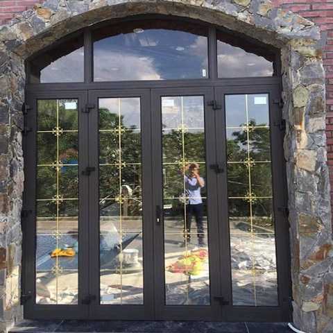 CỬA NHÔM XINGFA XÁM CHIA PANO NAN HOA VÂN ĐỒNG LỀ 3D CAO CẤP