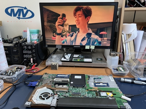 Máy tính kích nguồn sáng màn rồi tắt là bị bệnh gì ?