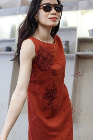 Đầm linen thêu hoa kim tuyến VICTORIA MaxMessi