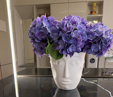 BÌNH HOA MẶT NGƯỜI KÈM HOA  CẨM TÚ CẦU