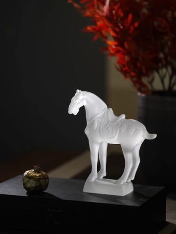 NGỰA BẠCH MÃ TRONG SUỐT