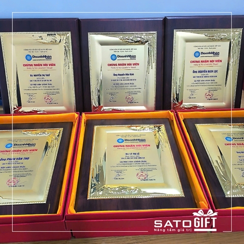Quà tặng Kỷ niệm chương: Bằng khen thưởng loại dọc