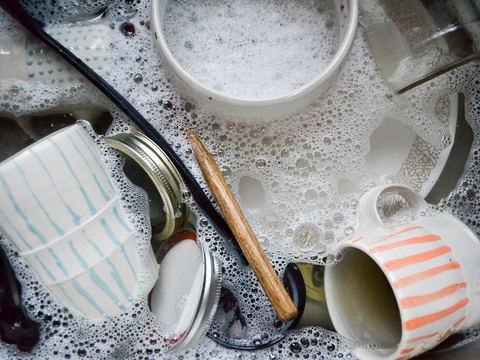 Vì sao không nên để chén bát qua đêm?