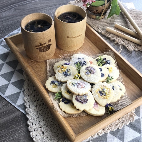 Bánh quy hoa và cốc tre