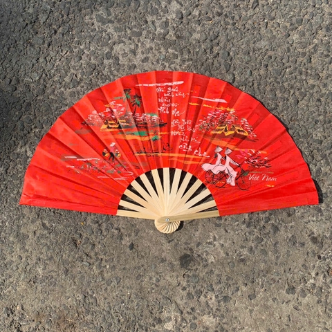 Quạt vải Huế in hình phong cảnh nhiều màu (mẫu ngẫu nhiên) làm quà lưu niệm