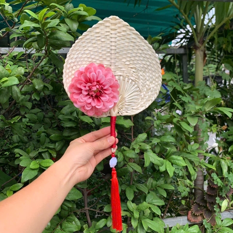 Quạt Tre Gắn Hoa và Tua Rua - Quạt cầm tay chụp ảnh xinh xắn
