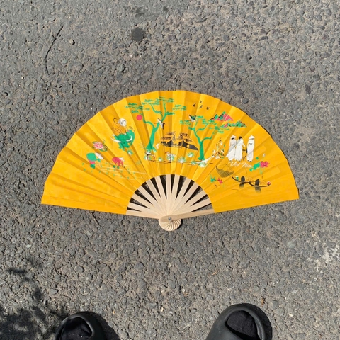 Quạt vải Huế in hình phong cảnh nhiều màu (mẫu ngẫu nhiên) làm quà lưu niệm