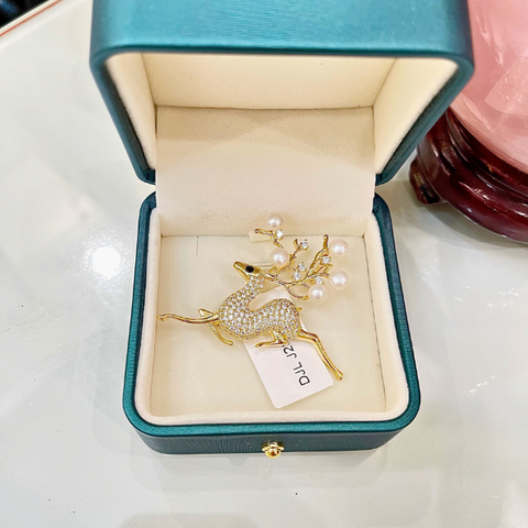 Cài áo ngọc trai hươu sao
