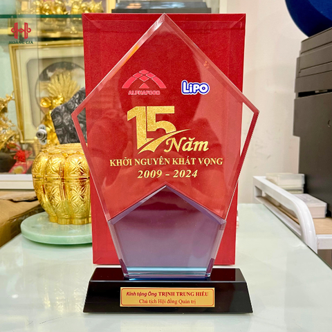 Cúp pha lê màu thếp vàng