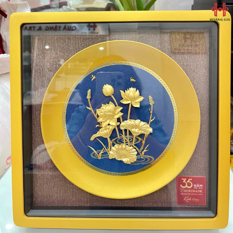 Tranh sen vàng, bình giữ nhiệt in logo thương hiệu, áo mưa dù caro in logo thương hiệu