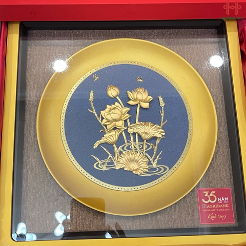 Tranh sen vàng, bình giữ nhiệt in logo thương hiệu, áo mưa dù caro in logo thương hiệu