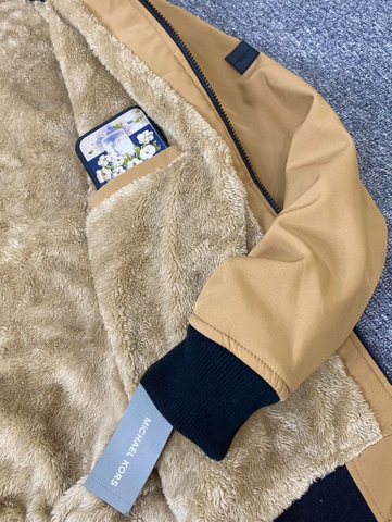 Áo Khoác Chính Hãng - Áo Khoác Lông Michael Kors Beige Logo Vuông - KMC-01