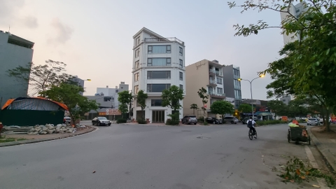 Bán đất mặt ngõ Cổ Linh, Thạch Bàn, DT 90m2, MT 4.8m, đường 22m, container đỗ cửa