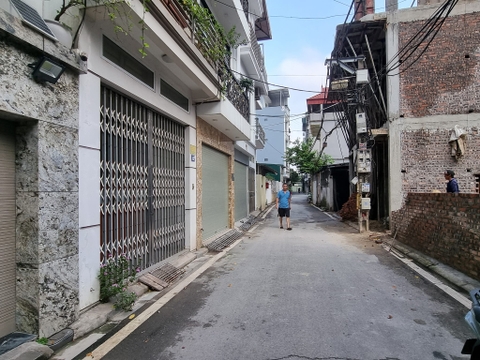 Bán đất phân lô phố Tư Đình, gần Aeon Mall, DT 135m2, MT 4.4m, 2 mặt thoáng, 2024