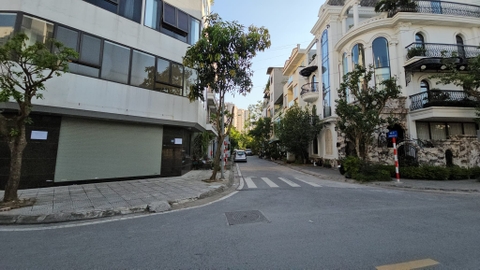 Bán nhà mặt ngõ phố Cổ Linh, Thạch Bàn, 3 tầng, DT 100m2, MT 18m, lô góc, 2 mặt tiền