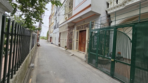 CẦN BÁN NHÀ PHỐ CỔ LINH, Thạch Bàn, 3 tầng, DT 90m2, MT 4.5m, 4PN, ô tô đi qua