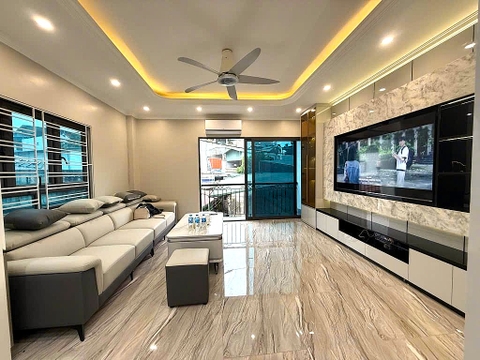 Bán nhà Ngõ 63 phố Cổ Linh, Thạch Bàn, 6 tầng, DT 40m2, MT 4.7m, có thang máy, gara ô tô