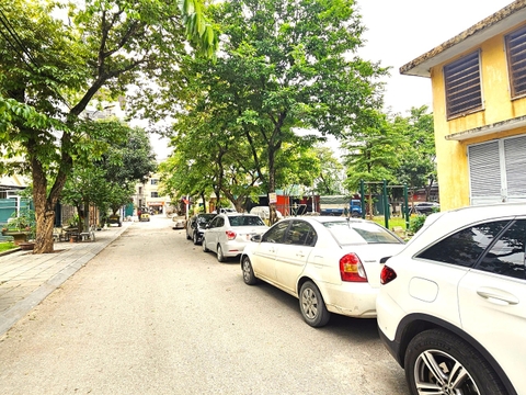 Bán đất phân lô phố Cổ Linh, Thạch Bàn, DT 40m2, MT 3.6m, đường 11m, tiện kinh doanh