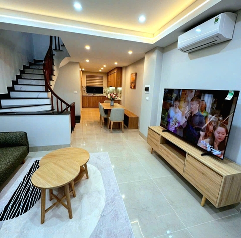 Bán nhà phố Lệ Mật, gần chợ Ô Cách, 4 tầng, DT 70m2, MT 4.4m, 4PN, full nội thất