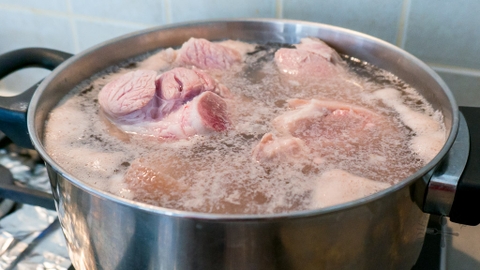 Thịt luộc nổi bọt là bẩn hay sạch? Sự thật ít người biết khi luộc thịt
