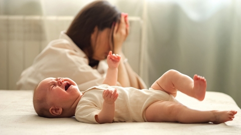 Có nên mặc kệ trẻ sơ sinh khóc tự nín? 9 bí quyết dỗ bé nín ba mẹ cần biết