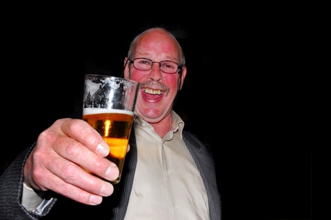 Mặt đỏ, người đỏ khi uống rượu bia: Nguyên nhân, mức độ nguy hiểm và cách khắc phục khoa học