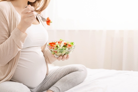 Phụ nữ mang thai tuyệt đối tránh 8 loại thực phẩm này kẻo gây hại cho bé: sushi, phô mai mềm, thịt nguội…