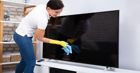 Cách vệ sinh màn hình tivi đơn giản, dễ thực hiện