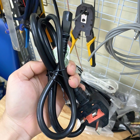 Dây nguồn UK BS1363 sang C13 I-SHENG có cầu chì 3x1.5mm 1.5 mét