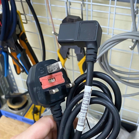 Dây nguồn I-SHENG chuẩn Anh BS1363 sang C13 vuông góc 1.8 mét