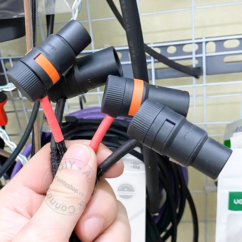 Dây canon 2 đầu vuông góc xoay các hướng - Balanced XLR audio cable with right-angle bend and swivel capability.