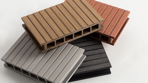 Giá gỗ nhựa composite tấm có đắt không?