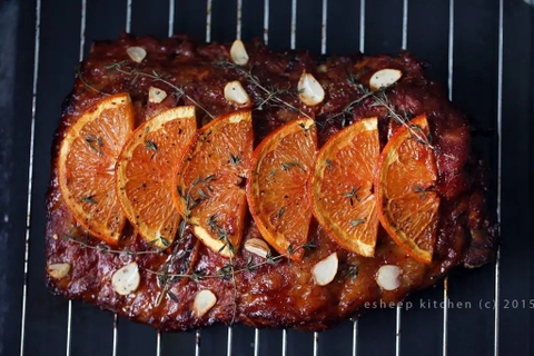 CÁCH LÀM SƯỜN LỢN NƯỚNG NGUYÊN TẢNG VỚI CAM ĐỎ